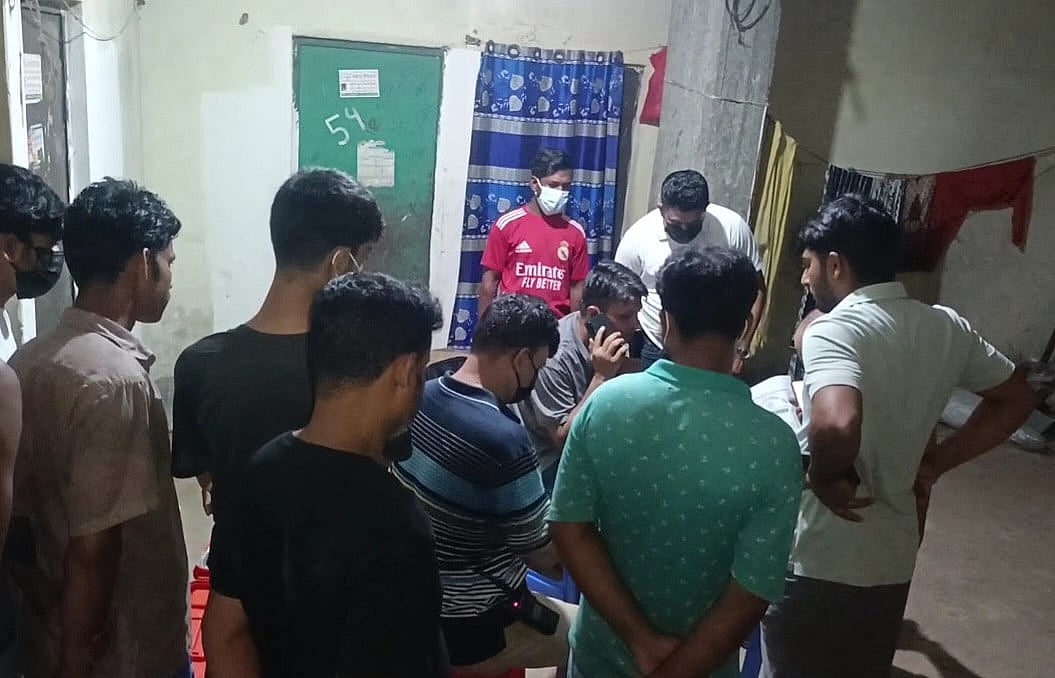 ঢাকার সাভার উপজেলার আশুলিয়ার একটি আবাসিক ভবনের তালাবদ্ধ কক্ষ থেকে এক দম্পতির লাশ উদ্ধার করা হয়েছে। সঙ্গে ছিল মৃত ভ্রূণ। গতকাল শুক্রবার রাতে মধ্য জামগড়া এলাকায়