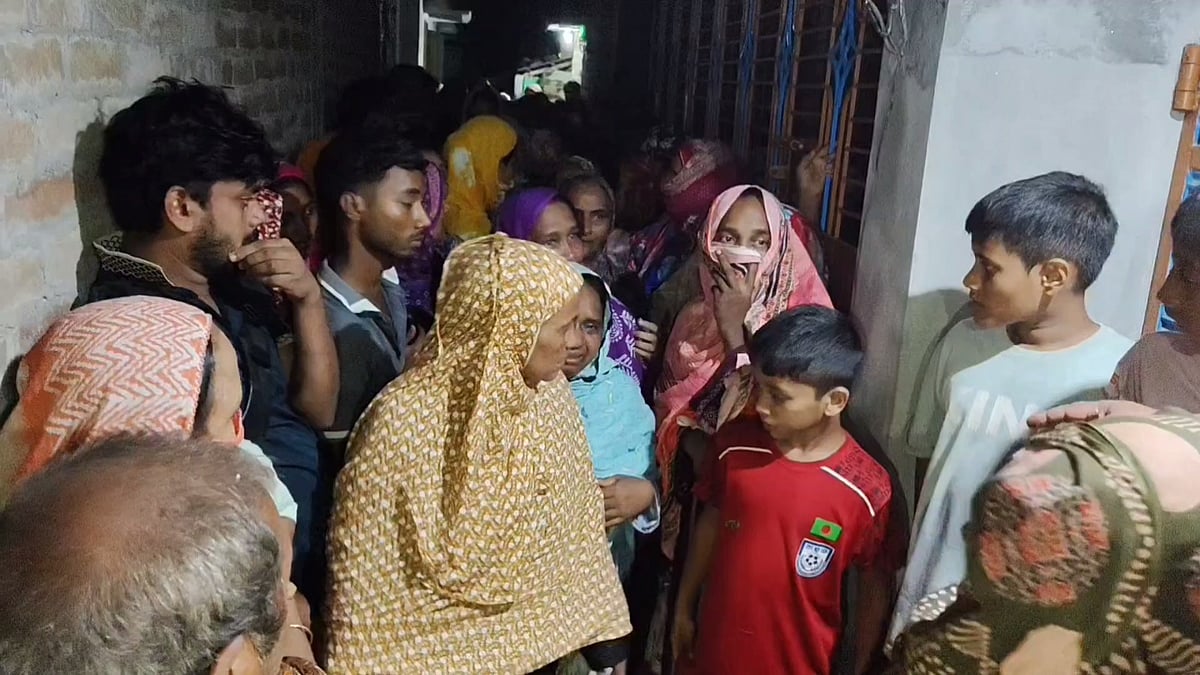 চাঁপাইনবাবগঞ্জের শিবগঞ্জে দুই মরদেহ উদ্ধারের খবরে ভিড় করেন স্বজন ও স্থানীয় বাসিন্দারা। গতকাল রাতে উপজেলার নয়ালাভাঙ্গা ইউনিয়নের রসিকনগর বাবুপুর গ্রামে