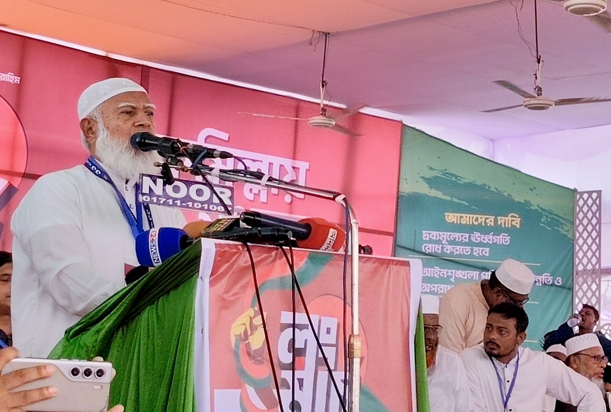 কুমিল্লার পদুয়া বাজারে ১১ দলীয় ঐক্যের লংমার্চের পথসভায় বক্তব্য দেন জামায়াতে ইসলামীর আমির শফিকুর রহমান। আজ শনিবার দুপুরে