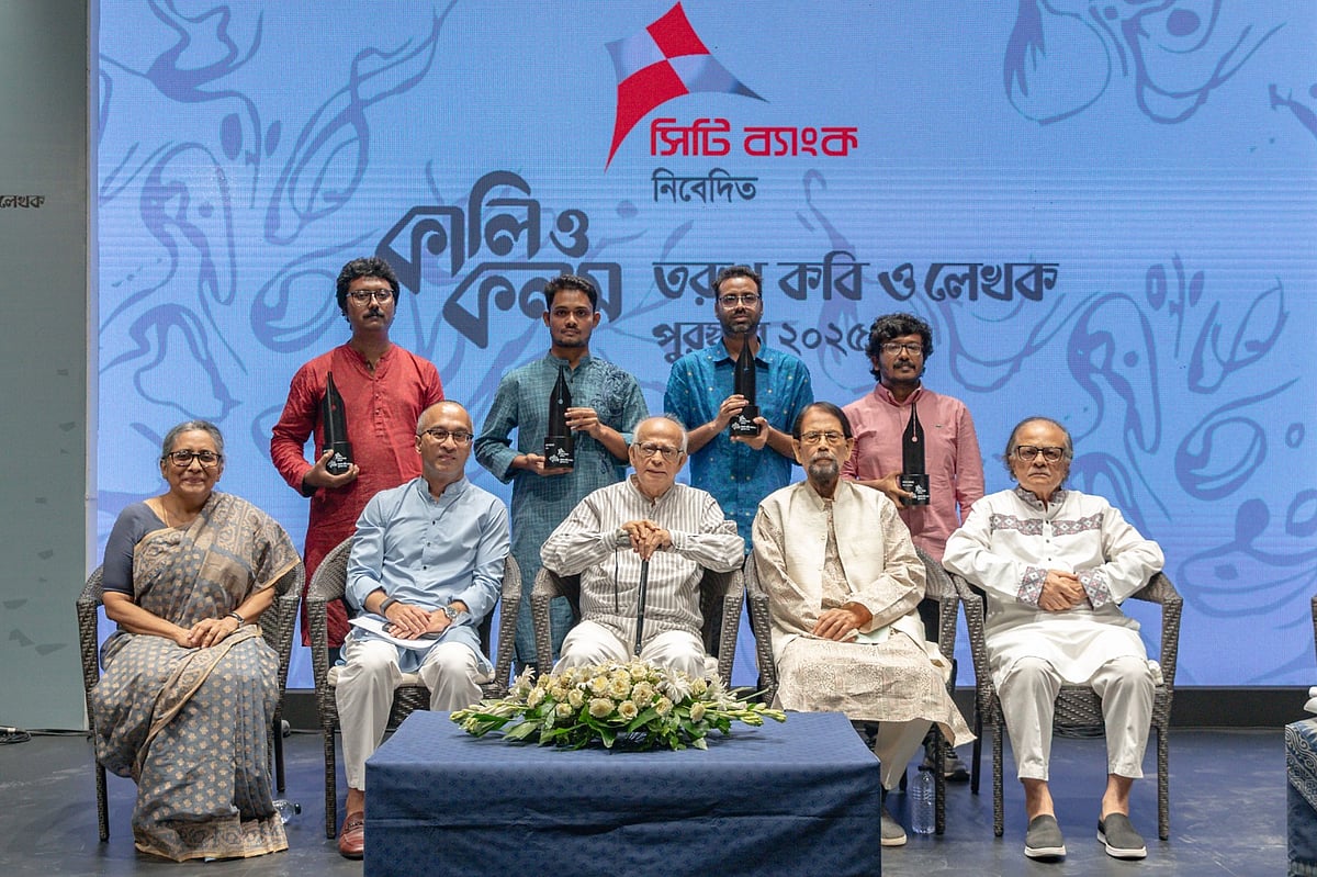 আয়োজক ও অতিথিদের সঙ্গে পুরস্কারপ্রাপ্তরা। সামনের সারিতে বাঁ থেকে লুভা নাহিদ চৌধুরী, মাসরুর আরেফিন, হাসনাত আবদুল হাই, আবুল আহসান চৌধুরী ও ফারুক মাহমুদ। পেছনের সারিতে বাঁ থেকেপুরস্কারপ্রাপ্ত হামিম কামাল,
রনক জামান, রবিউল কমল ও
রাফাত আলম। ৫ সেপ্টেম্বর