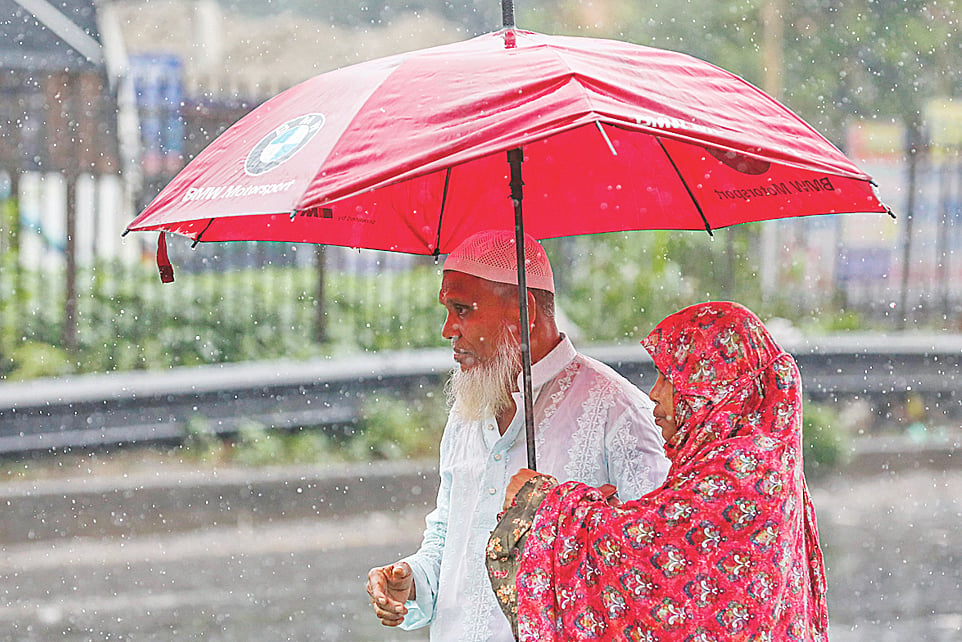 বর্ষার এই সময়ে বৃষ্টিতে নগরজীবনে নেমে আসে নানা ভোগান্তি। বৃষ্টির মধ্যে কাঁচপুর এলাকায় চলাচল করছেন মানুষ। গতকাল নারায়ণগঞ্জ এলাকায়