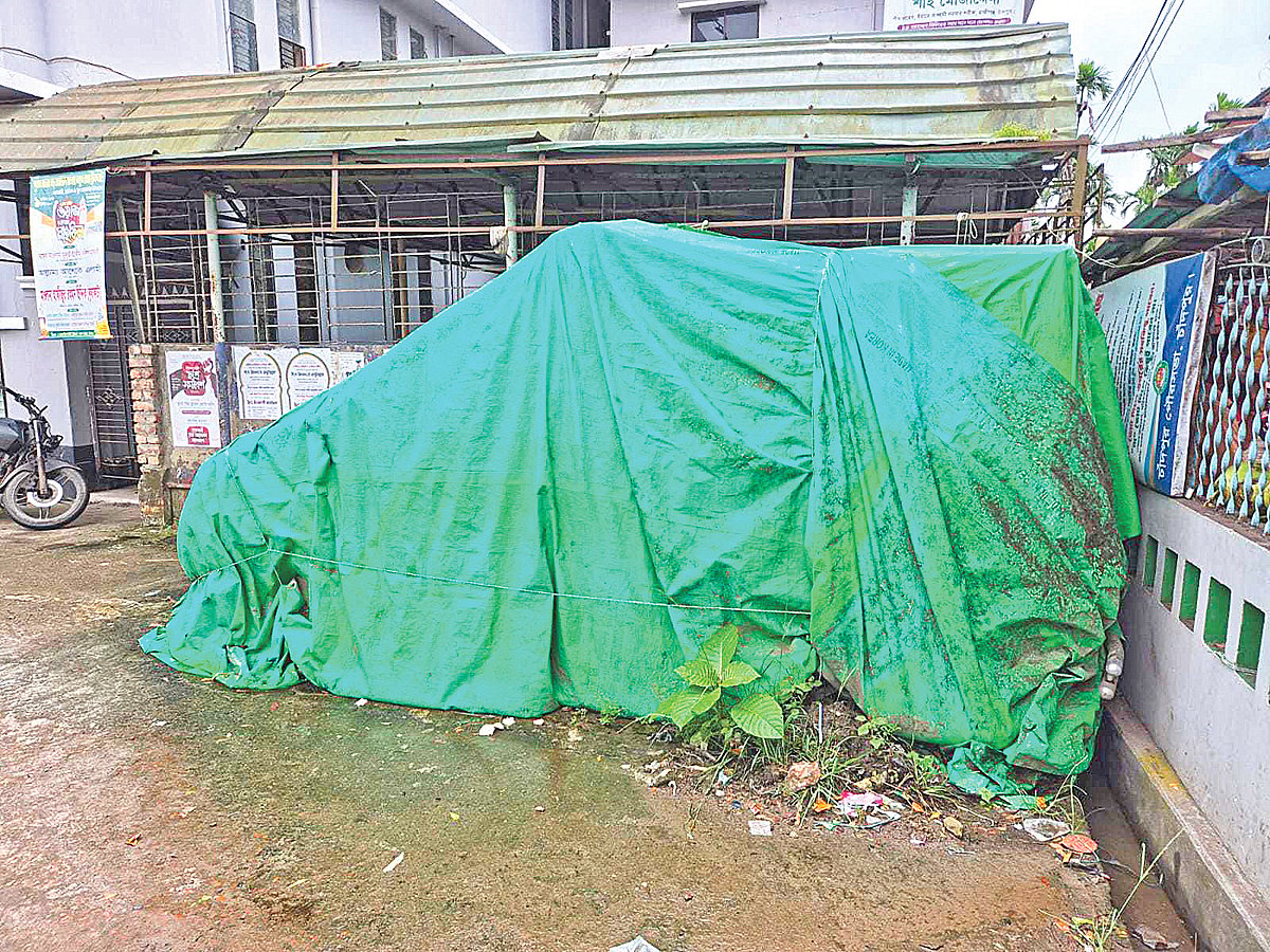 চাঁদপুর বাসস্ট্যান্ড মসজিদ–সংলগ্ন স্থানে আঞ্জুমানে খাদেমুল ইনসানের একটি অ্যাম্বুলেন্স ঢেকে রাখা হয়েছে। গত ১৭ আগস্ট বিকেলে