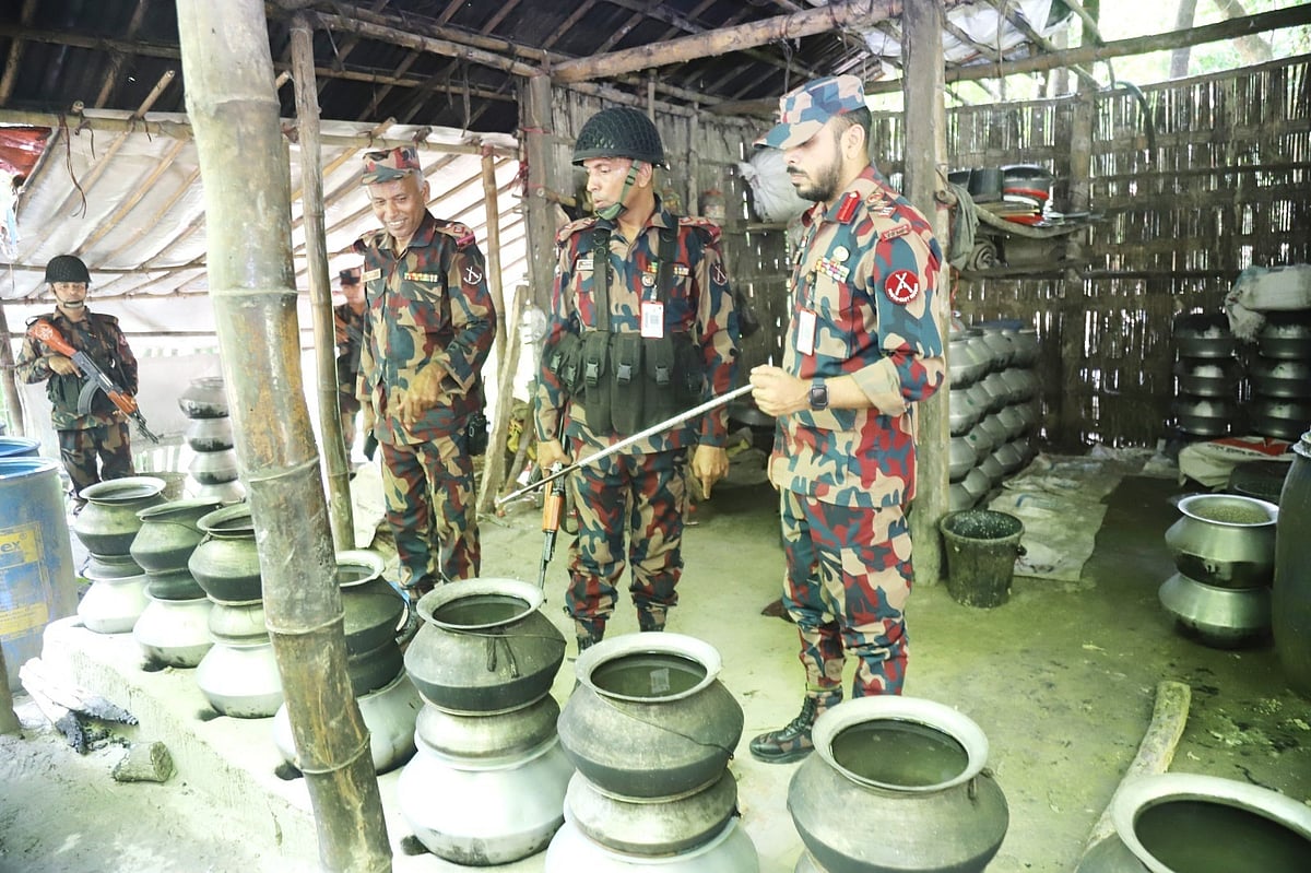 রাঙামাটির কাপ্তাইয়ে মদ তৈরির বিপুল সরঞ্জামসহ একটি কারখানার সন্ধান পায় বিজিবি। কারখানার মালামাল জব্দ করা হলেও জড়িত কাউকে গ্রেপ্তার করা যায়নি
