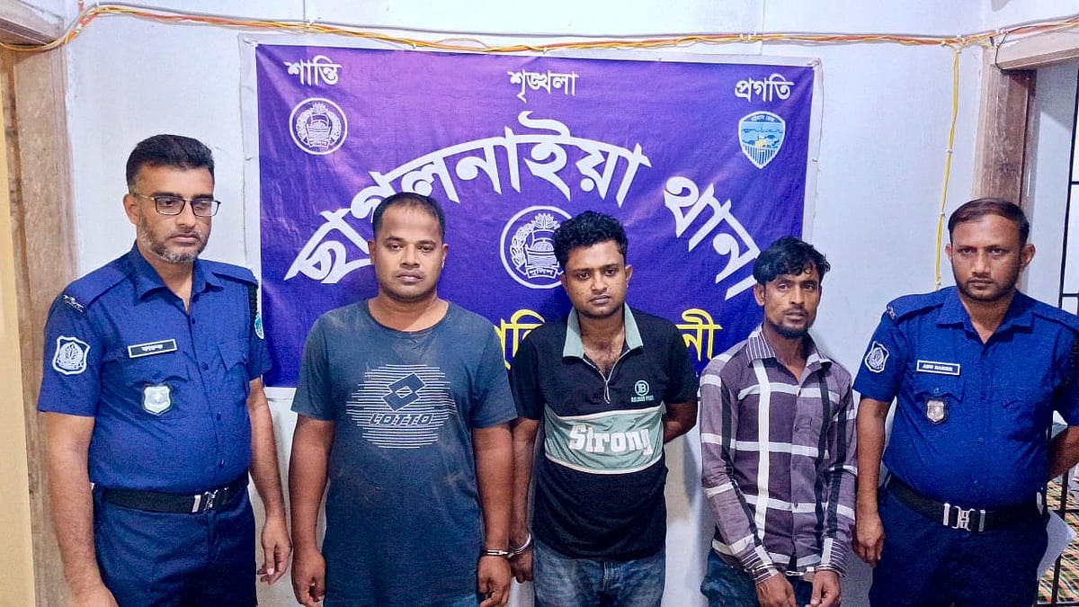 পুলিশ পরিচয় দিয়ে মানুষের মুঠোফোন তল্লাশির ঘটনায় গ্রেপ্তার তিন যুবক