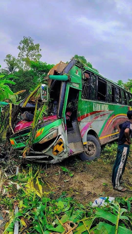 গোপালগঞ্জের মুকসুদপুরে বাস খাদে পড়ে দুমড়েমুচড়ে গেছে। আজ রোববার সকালে ঢাকা-খুলনা মহাসড়কের সালিনাবক্সা এলাকায়