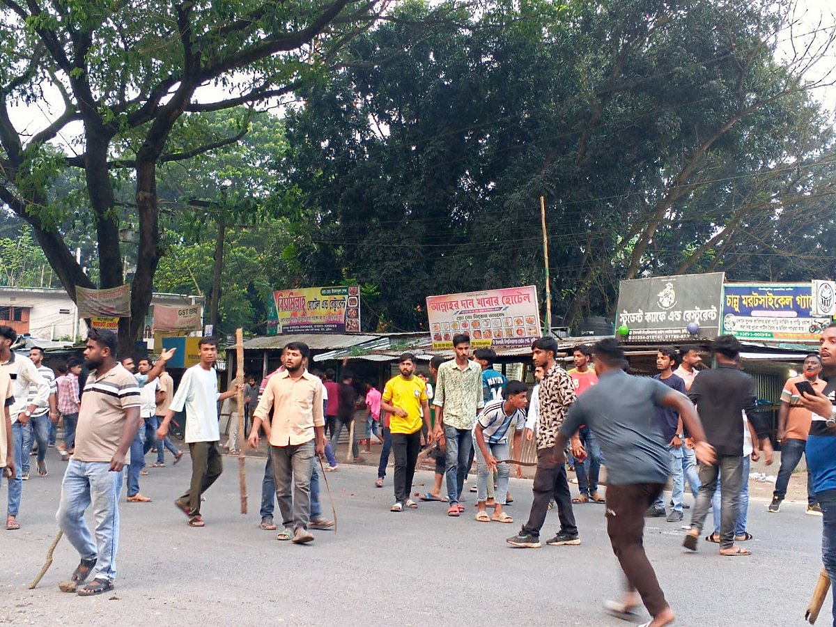 লাঠিসোঁটা ও দেশীয় অস্ত্র হাতে বিশ্ববিদ্যালয়ের প্রধান ফটকের সামনে কয়েকজনকে মহড়া দিতে দেখা যায়। গতকাল শনিবার বিকেলে ইসলামী বিশ্ববিদ্যালয়ের প্রধান ফটকের সামনে