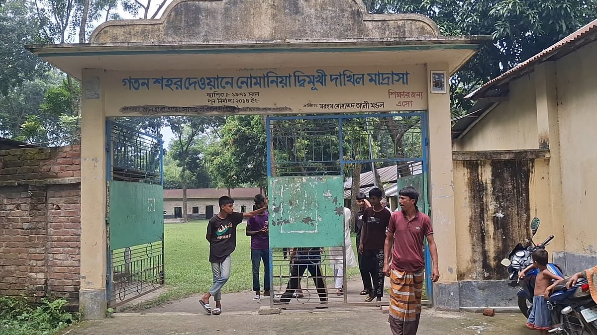 জয়পুরহাটের গতন শহর দেওয়ানে নোমানিয়া দ্বিমুখী দাখিল মাদ্রাসায় নিয়োগ পরীক্ষার সময় অনিয়মের অভিযোগ তুলে স্থানীয় লোকজন মাদ্রাসা প্রাঙ্গণে জড়ো হন। গতকাল শনিবার দুপুরে