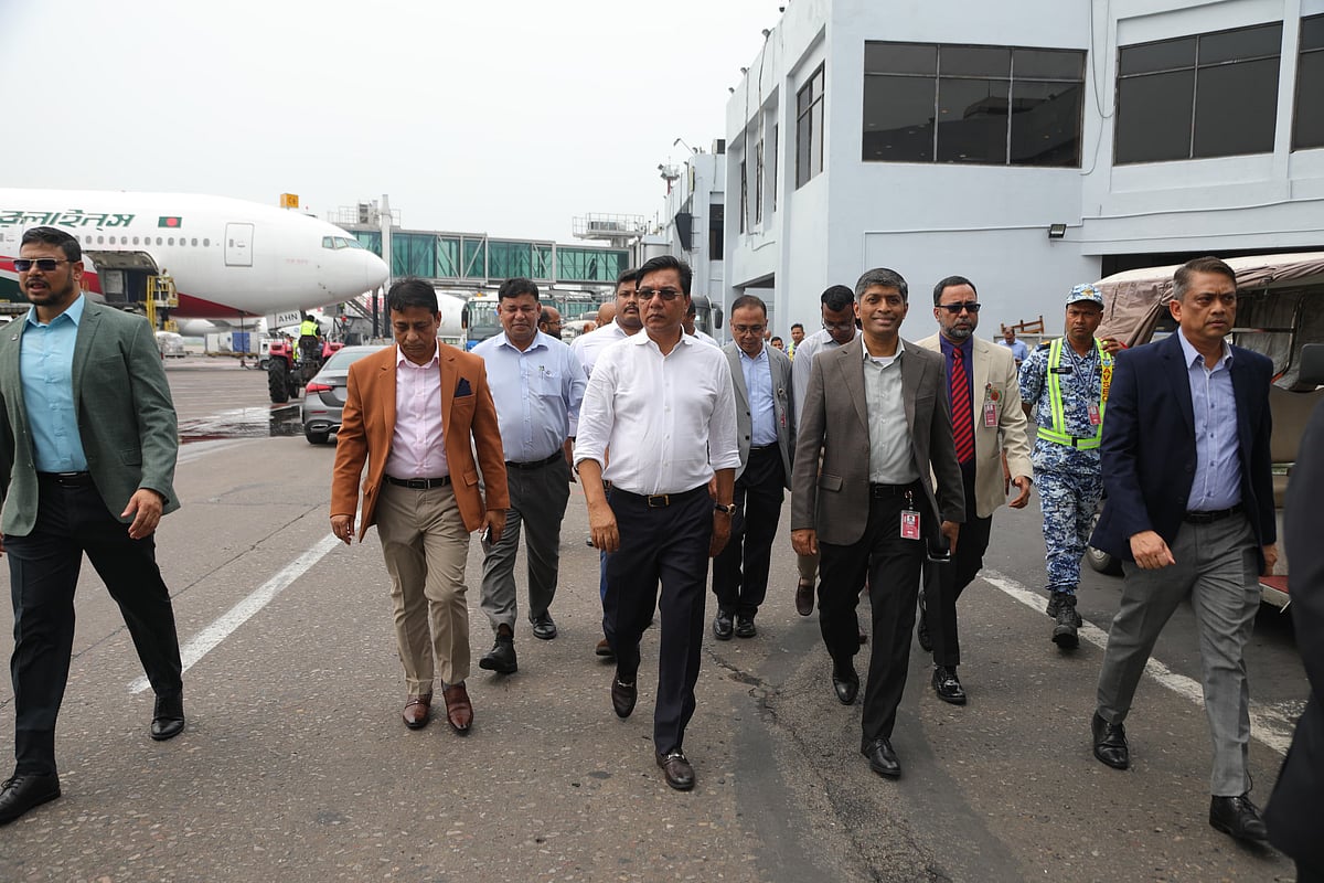 শাহজালাল বিমানবন্দরে আকস্মিক পরিদর্শনে বিমানমন্ত্রী, ব্যাগেজ পেতে সময় কমানোর নির্দেশ
