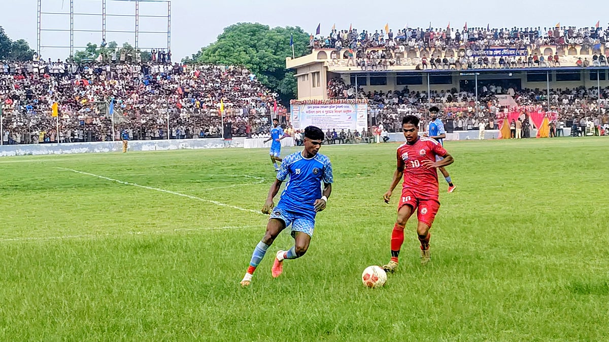 চাঁপাইনবাবগঞ্জে জেলা প্রশাসক গোল্ডকাপ ফুটবল টুর্নামেন্টের ফাইনাল খেলায় বল দখলের লড়াইয়ের একটি দৃশ্য। রোববার বিকেলে জেলা স্টেডিয়ামে