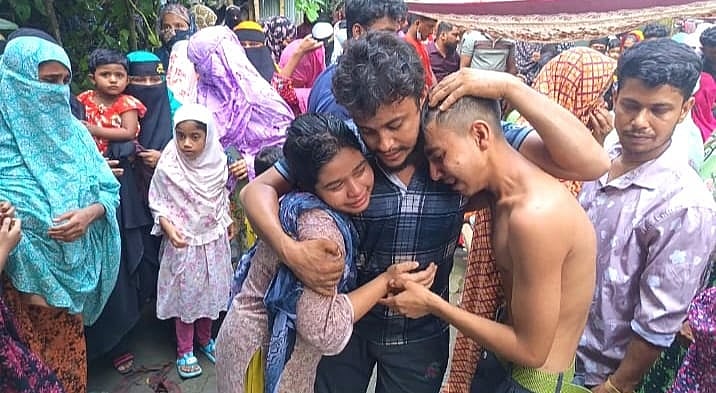 পানিতে ডুবে দুই শিশুসহ একই পরিবারের তিনজনের মৃত্যুর ঘটনায় স্বজনদের আহাজারি। আজ দুপুরে লক্ষ্মীপুর সদর উপজেলার শাকচর ইউনিয়নের উত্তর শাকচর গ্রামের ইব্রাহিম পাটোয়ারীর বাড়িতে