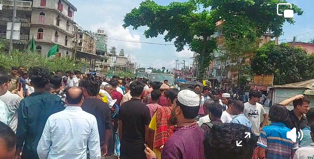 চট্টগ্রামের রাউজানে ট্রাকচাপায় সাবেক ইউপি সদস্যের মৃত্যুর পর নিরাপদ সড়কের দাবিতে বিক্ষোভ করেন স্থানীয় বাসিন্দারা। আজ দুপুর সাড়ে ১২টায় রাউজানের জলিলনগর এলাকায়