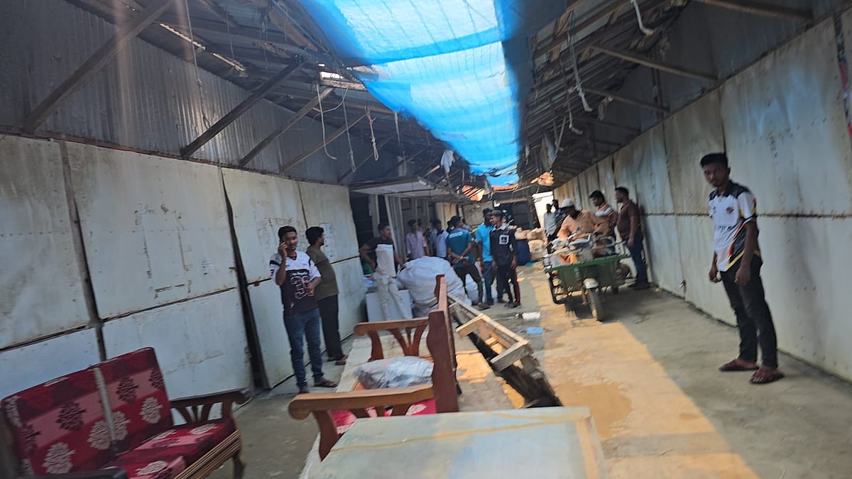 পটুয়াখালীর কুয়াকাটা সমুদ্রসৈকতে ২০টি ব্যবসাপ্রতিষ্ঠান দখলে নিয়ে তালা ঝুলিয়ে দেওয়া হয়েছে। আজ রোববার বেলা ১১টার দিকে কুয়াকাটা জিরো পয়েন্ট এলাকায়