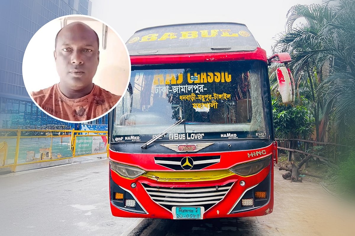 পুলিশ বলছে, এই বাসের যাত্রী ছিলেন ইসমাইল হোসেন
