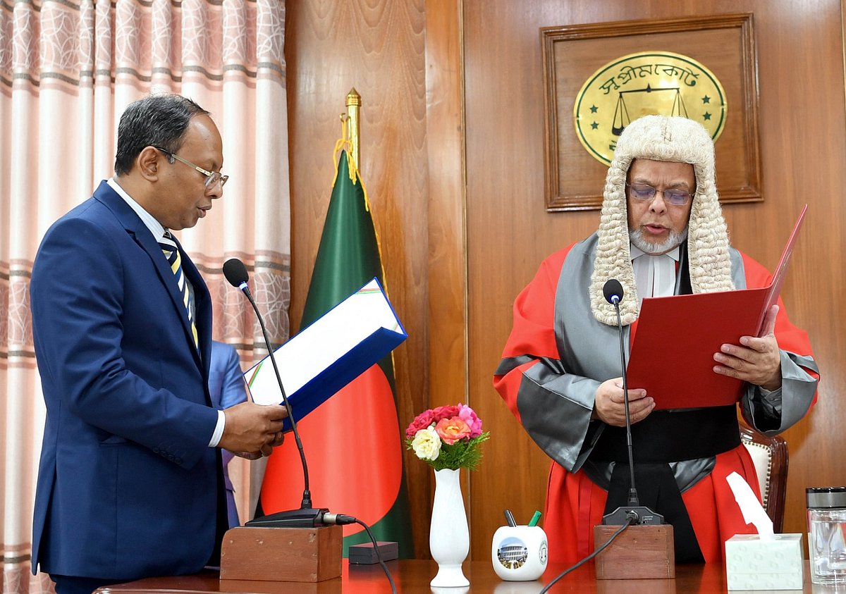 পিএসসির নবনিযুক্ত চেয়ারম্যান অধ্যাপক মোহাম্মদ নাজমুজ্জামান ভূঁইয়াকে শপথবাক্য পাঠ করান প্রধান বিচারপতি জুবায়ের রহমান চৌধুরী