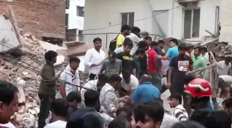 নয়াদিল্লির সত্য নিকেতন এলাকায় ভবনধসের পর উদ্ধারকাজ চলছে। ৬ সেপ্টেম্বর ২০২৬