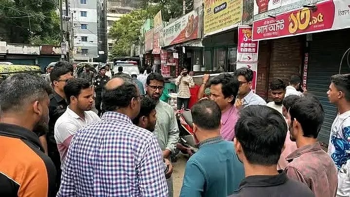 পুরান ঢাকার কলতাবাজার এলাকায় খবর পেয়ে ঘটনাস্থলে জড়ো হন জগন্নাথ বিশ্ববিদ্যালয়ের শিক্ষক, শিক্ষার্থী ও স্থানীয়রা। ৬ সেপ্টেম্বর ২০২৬।
