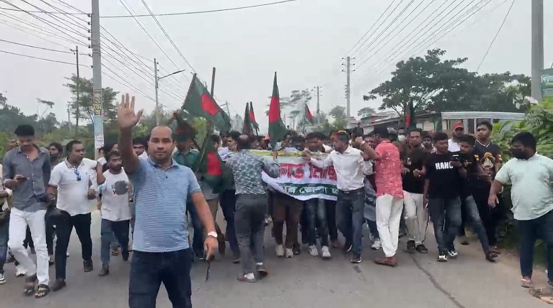 নিষিদ্ধ ছাত্রলীগের নেতা-কর্মী ও সমর্থকেরা মিছিল করেন। আজ রোববার সকালে শরীয়তপুরের ঢাকা-শরীয়তপুর সড়কের কোটাপাড়া এলাকায়