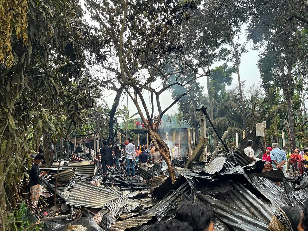 আগুনে পুড়ে যাওয়া বসতঘর। আজ সকালে তোলা