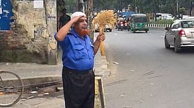 চাকরি নেই, তবু প্রধানমন্ত্রীকে দেখতে রোজ সড়কে দাঁড়ান আবদুস সালাম