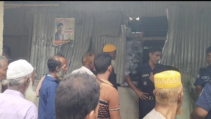 সারের জন্য অপেক্ষায় থাকা কৃষকেরা একপর্যায়ে পরিবেশকের দোকানের বেড়া ভেঙে ফেলেন। আজ রোববার সকালে কুড়িগ্রামের নাগেশ্বরী উপজেলার কচাকাটা বাজারে
