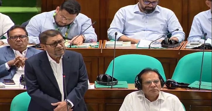 জাতীয় সংসদে কথা বলছেন স্বাস্থ্যমন্ত্রী সরদার মো. সাখাওয়াত হোসেন