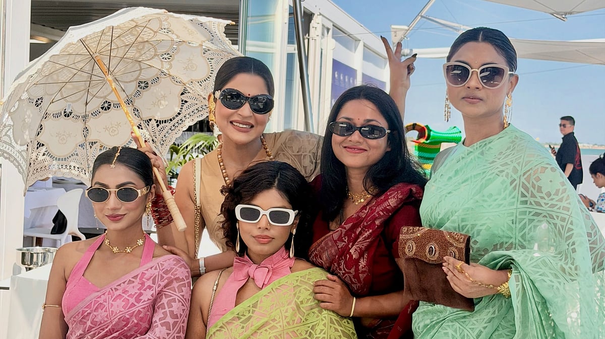 গতকাল উৎসবের অরিজোন্তি বিভাগে প্রিমিয়ার হয়েছে রুবাইয়াত হোসেনের ‘দ্য ডিফিকাল্ট ব্রাইড’ সিনেমাটির। প্রিমিয়ারের আগে ছবিটি নিজের ফেসবুকে পোস্ট করেছেন আজমেরী হক বাঁধন। ছবিতে বাঁ থেকে সুনেরাহ্ বিনতে কামাল, জাইনীন করিম, আজমেরী হক বাঁধন, রুবাইয়াত হোসেন ও রিকিতা নন্দিনী শিমু। ছবি: বাঁধনের ফেসবুক থেকে