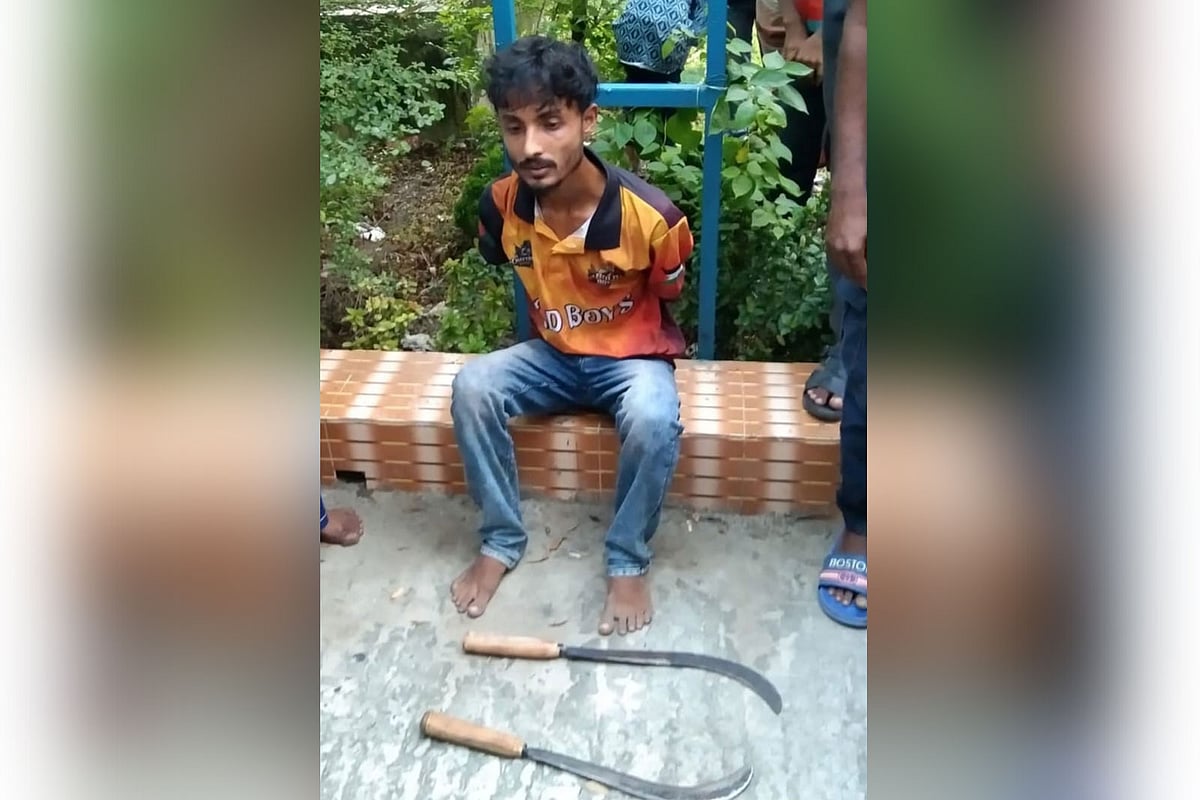 আটক শাকিল আহাম্মেদ। গতকাল রোববার বিকেলে জয়পুরহাট জেনারেল হাসপাতালের সামনে