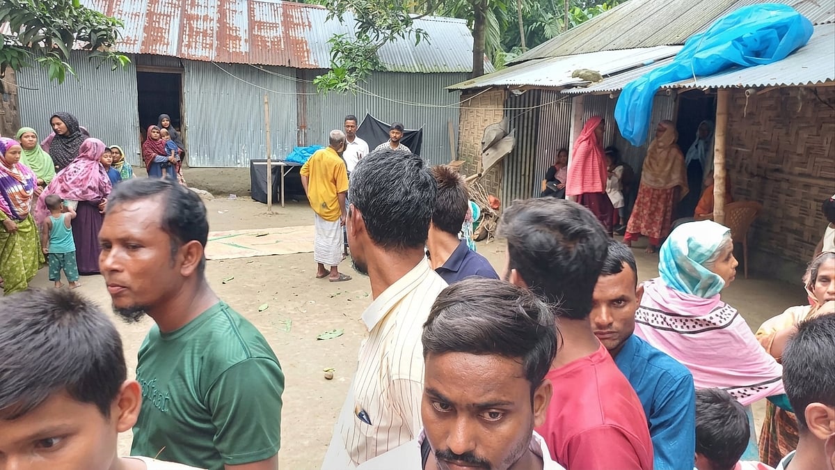 আলমের লাশ দাফনের আগে বাড়িতে ভিড় করছেন স্বজনেরা। গতকাল রোববার বিকেলে পঞ্চগড় সদর উপজেলার চাকলাহাট ইউনিয়নের শিংরোড-প্রধানপাড়া এলাকায়