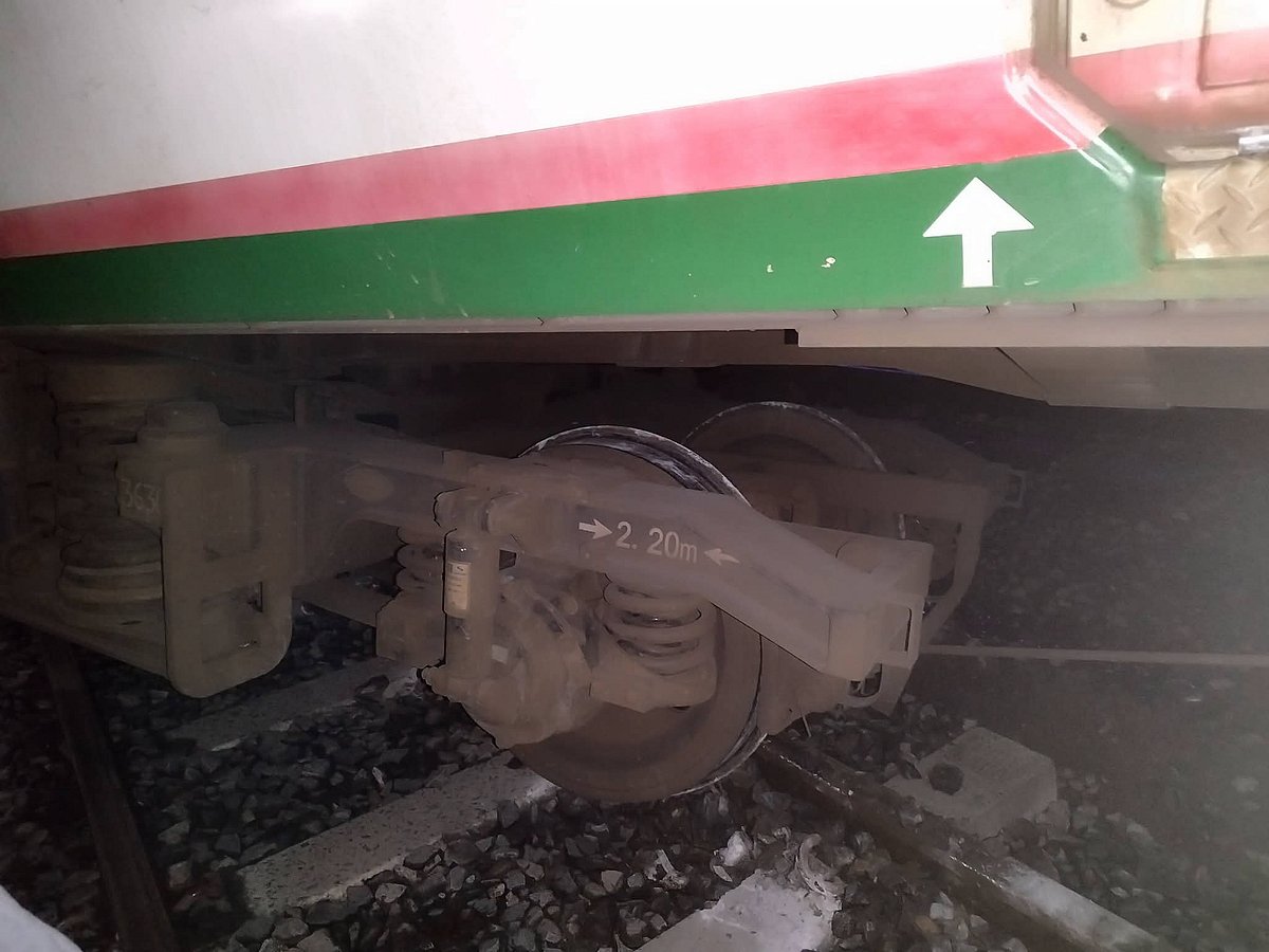 বগুড়ার সান্তাহার রেলগেট এলাকায় আন্তনগর কুড়িগ্রাম এক্সপ্রেস ট্রেনের লাগেজ ভ্যানের বগি লাইনচ্যুত হয়েছে। সোমবার রাতে