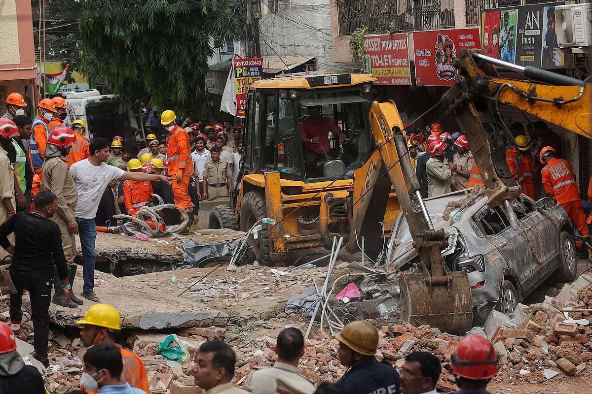 ভারতের নয়াদিল্লিতে ভবনধসের পর ঘটনাস্থলে উদ্ধারকর্মীরা। ধ্বংসস্তূপে জীবিত কেউ আটকা পড়েছেন কি না, তা খুঁজে দেখছেন তাঁরা। ছবিটি ৬ সেপ্টেম্বরের