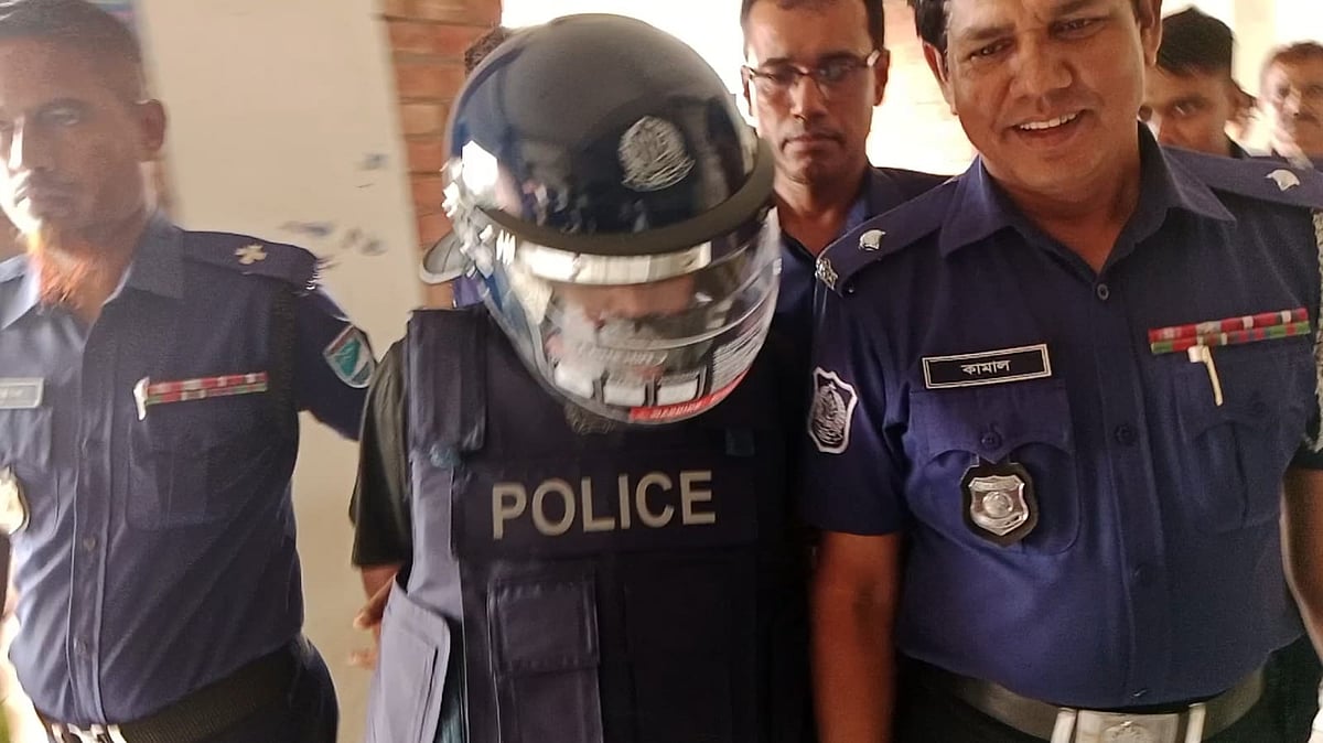 সাভারের আমিনবাজারে পুলিশ সদস্য আলতাব হোসেন হত্যা মামলার প্রধান আসামি জহুরুলকে ঢাকার চিফ জুডিশিয়াল ম্যাজিস্ট্রেট আদালতে হাজির করা হয়। ৭ সেপ্টেম্বর ২০২৬