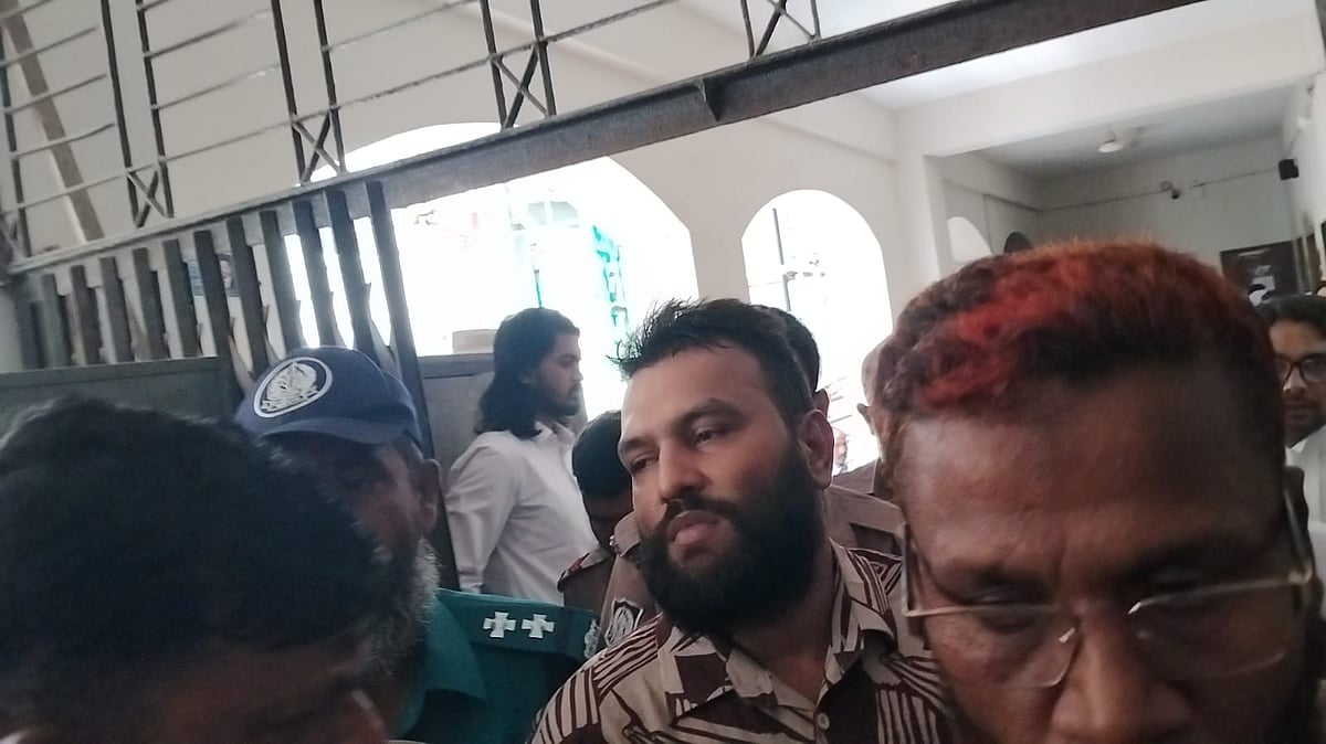 রিমান্ড শুনানি শেষে মহিবুল্লাহ মুবিনকে আদালত থেকে নিয়ে যাওয়া হচ্ছে। আজ সোমবার ঢাকার আদালত প্রাঙ্গণে