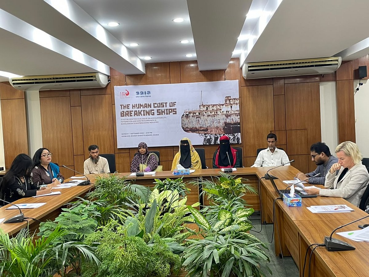 রাজধানীর বিশ্বসাহিত্য কেন্দ্রে জাহাজভাঙা শিল্পে জবাবদিহি, প্রতিকার ও ক্ষতিপূরণ নিয়ে আয়োজিত গোলটেবিল আলোচনায় অংশ নেন আলোচক ও ভুক্তভোগী পরিবারের সদস্যরা। ৭ সেপ্টেম্বর ২০২৬
