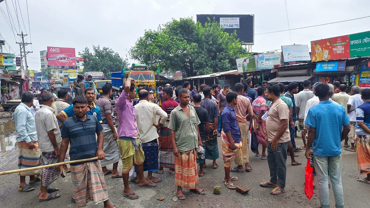 সার কম দেওয়ায় সড়ক অবরোধ। আজ সোমবার সকালে রাজশাহীর পুঠিয়ার বানেশ্বরে