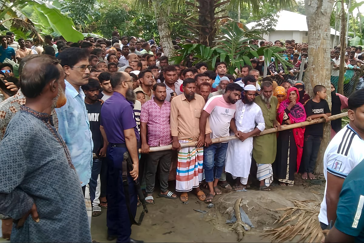 বিএনপি নেতা আদম আলীর মরদেহ দেখতে উৎসুক জনতার ভিড়। আজ সোমবার বিকেলে পাবনার আটঘরিয়া উপজেলার চণ্ডীপাশা গ্রামে