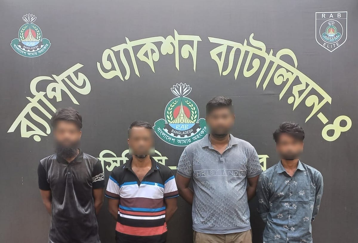 ঢাকার সাভারের আমিনবাজারে পুলিশের বিশেষ শাখার (এসবি) উপপরিদর্শক (এসআই) আলতাব হোসেনকে পিটিয়ে হত্যার ঘটনায় র‍্যাবের হাতে গ্রেপ্তার হওয়া চারজন