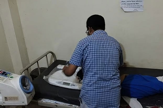 নোয়াখালীর হাতিয়া উপজেলার জোড়খালি উচ্চ বিদ্যালয়ের অসুস্থ এক শিক্ষার্থীকে চিকিৎসা দিচ্ছেন চিকিৎসক। গতকাল দুপুরে হাতিয়া উপজেলা স্বাস্থ্য কমপ্লেক্সে