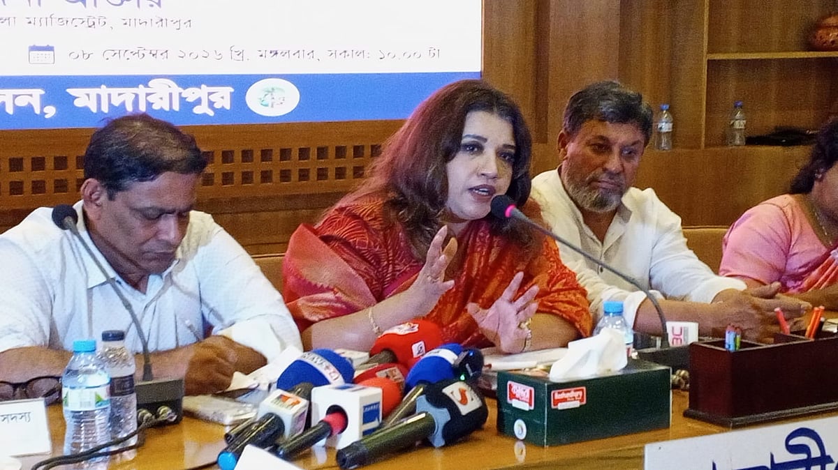 মাদারীপুরে আইনশৃঙ্খলা পরিস্থিতির উন্নয়ন নিয়ে মতবিনিময় সভায় প্রধান অতিথির বক্তব্য দেন পররাষ্ট্র প্রতিমন্ত্রী শামা ওবায়েদ। মঙ্গলবার দুপুরে জেলা প্রশাসকের সম্মেলনকক্ষে