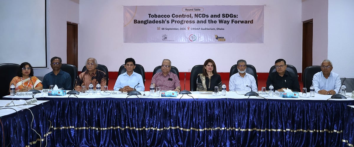 রাজধানীর সিরডাপ মিলনায়তনে আজ ‘তামাক নিয়ন্ত্রণ, এনসিডি ও এসডিজি: বাংলাদেশের অগ্রগতি ও করণীয়’ শীর্ষক গোলটেবিল বৈঠক অনুষ্ঠিত হয়