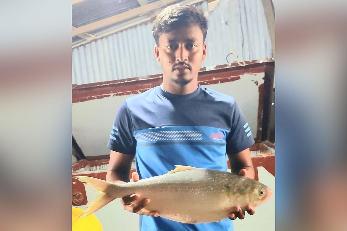 ঘাটে নিলামে মাছটি ১৫ হাজার টাকায় কেনার পরে ঢাকার এক ক্রেতার কাছে মাছটি ২০ হাজার টাকায় বিক্রি করেন ব্যবসায়ী শাওন হাওলাদার। আজ মঙ্গলবার ভোলার মনপুরা রামনেওয়াজ মাছঘাটে