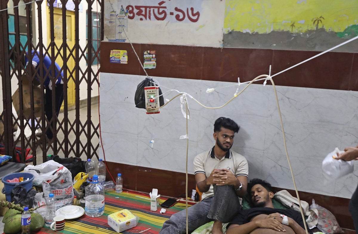 মেঝেতে শয্যা পেতে চিকিৎসা নেওয়া এক রোগীর ওপর দিয়ে ঝুঁকিপূর্ণভাবে বৈদ্যুতিক সংযোগের তার টানানো হয়েছে। আজ বেলা তিনটার দিকে