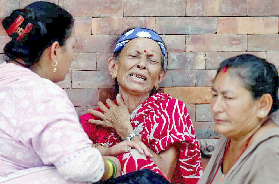 নেপালে আকস্মিক বন্যায় নিহতদের প্রতীকী শেষকৃত্যে স্বজনদের আহাজারি