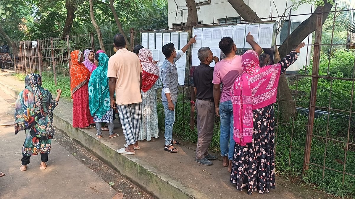 গাজীপুরে কেয়া গ্রুপের ছাটাই করা কর্মীর তালিকা দেখছেন কয়েকজন শ্রমিক। আজ সকালে কোনাবাড়ীর জরুন এলাকায়