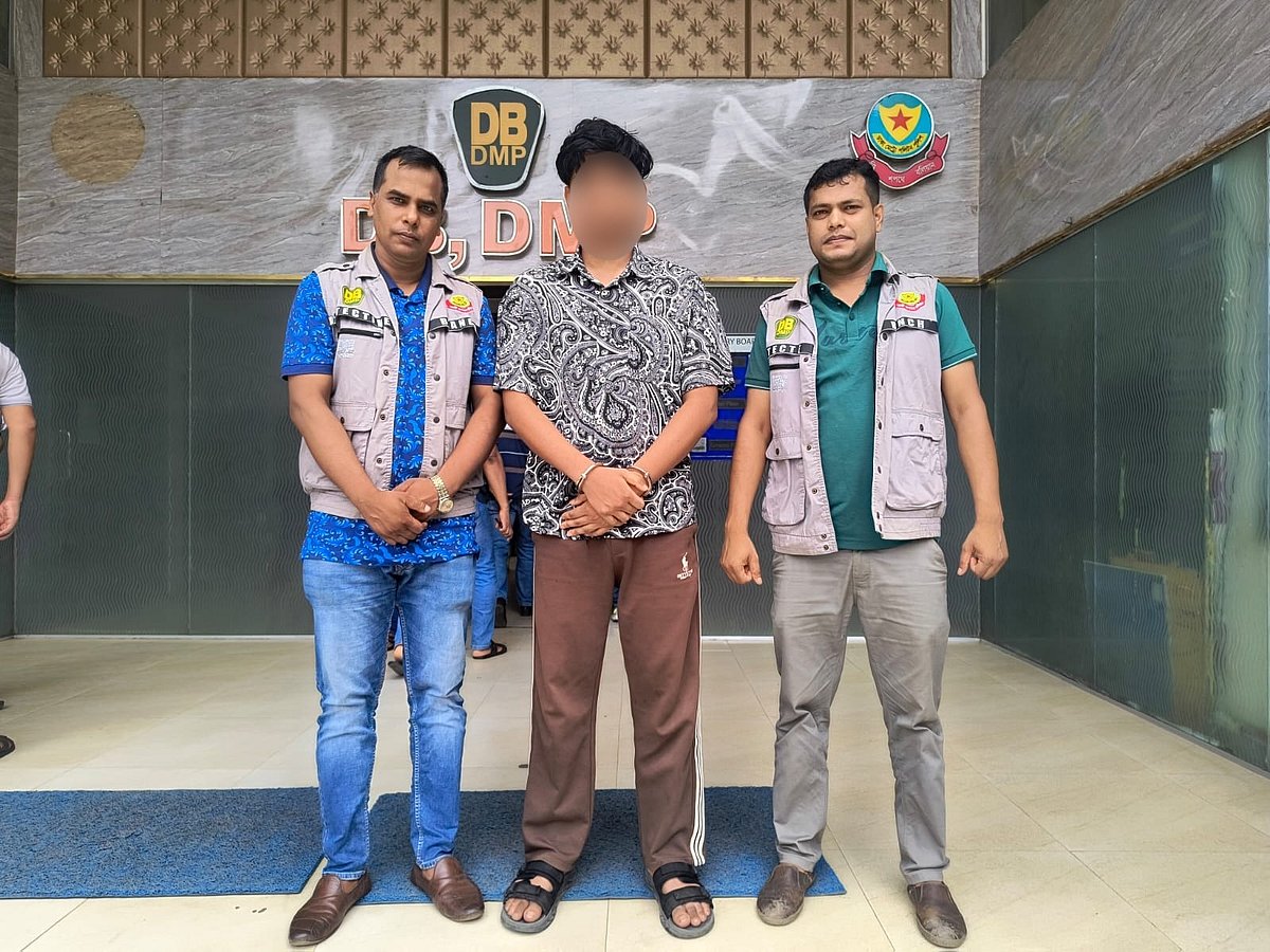 ফেসবুকে আকর্ষণীয় ঋণের বিজ্ঞাপন দিয়ে প্রতারণার ঘটনায় মেহেদী হাসান মাহিন নামের এই তরুণকে গ্রেপ্তার করেছে পুলিশ