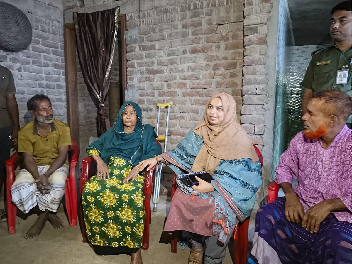 ঝিনাইদহের কালীগঞ্জের ইউএনও রেজওয়ানা নাহিদের হস্তক্ষেপে ছেলেদের ঘরে ঠাঁই মিলেছে সালেহা বেগমের। ছবিতে দুই ছেলে ও মা সালেহার সঙ্গে ইউএনও। মঙ্গলবার দুপুরে উপজেলার পাতিবিলা গ্রামে