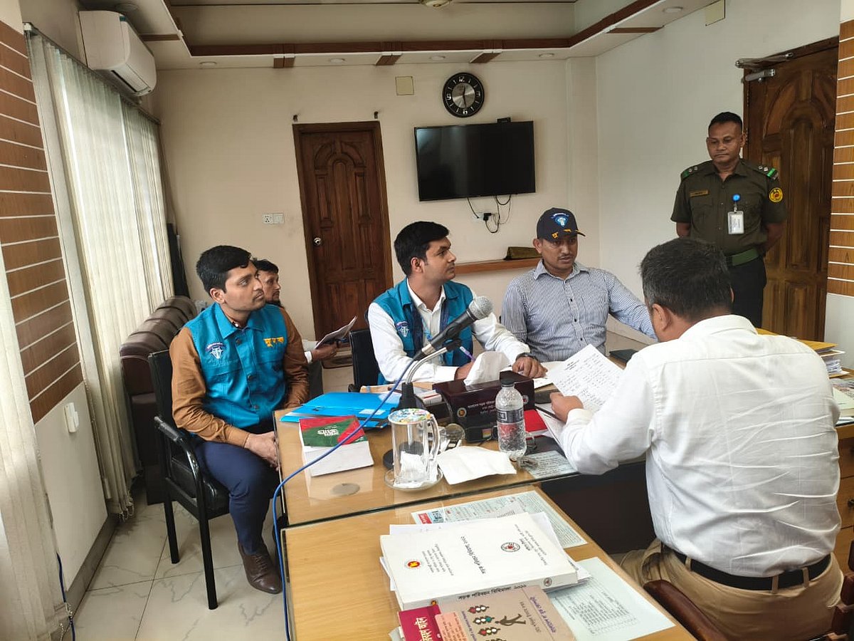 দক্ষিণ কেরানীগঞ্জের ইকুরিয়ায় বিআরটিএর কার্যালয়ে (ঢাকা মেট্রো–২ সার্কেল) আজ মঙ্গলবার অভিযান পরিচালনা করে দুর্নীতি দমন কমিশন (দুদক)