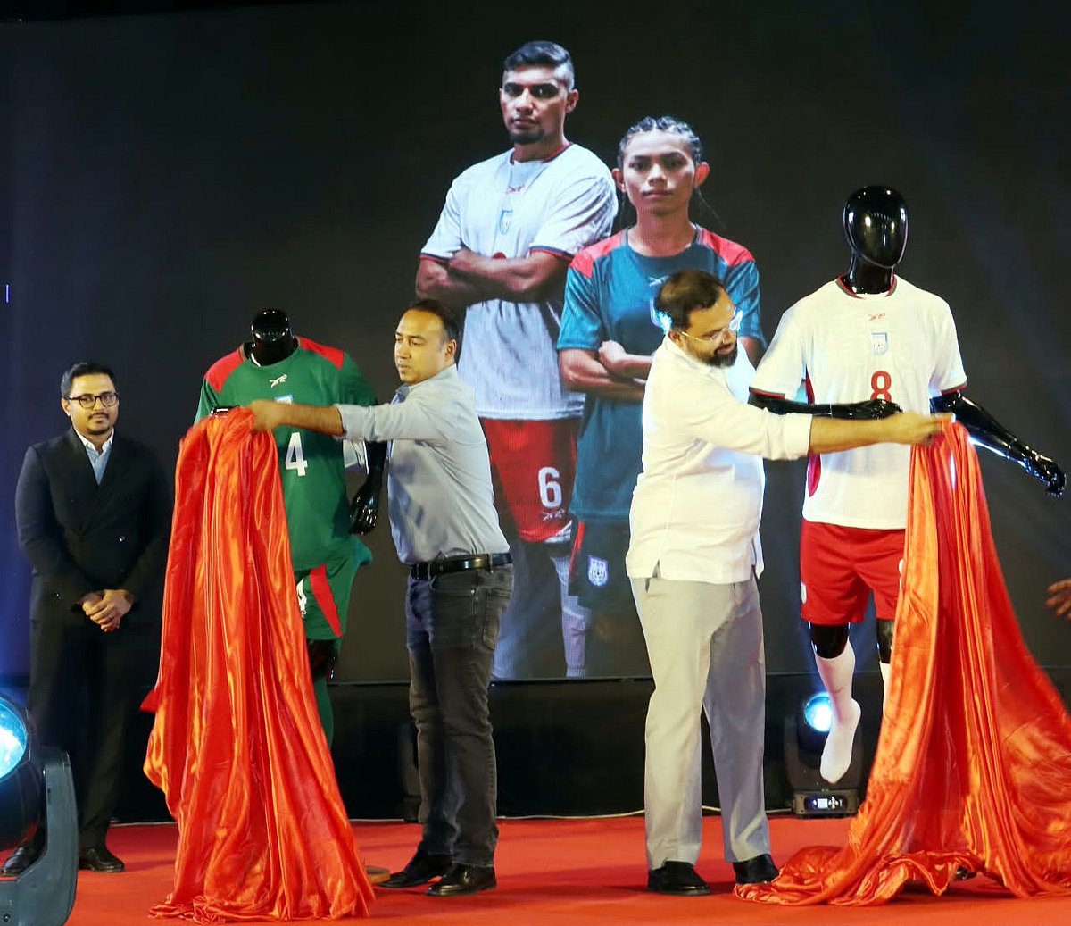 বাংলাদেশ ফুটবল দলের নতুন জার্সি উন্মোচন করছেন বাফুফে সভাপতি তাবিথ আউয়াল (বাঁয়ে) ও যুব ও ক্রীড়া প্রতিমন্ত্রী আমিনুল হক