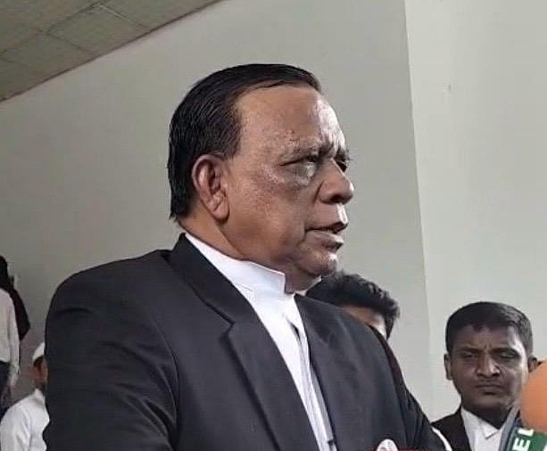 সুপ্রিম কোর্ট আইনজীবী সমিতির সভাপতি জ্যেষ্ঠ আইনজীবী এ এম মাহবুব উদ্দিন খোকন। আজ মঙ্গলবার হাইকোর্ট বিভাগের বর্ধিত ভবনের সামনে