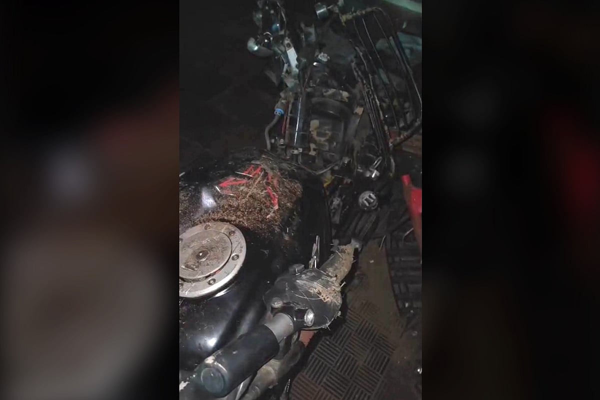 ফরিদপুরের ভাঙ্গায় দুর্ঘটনাকবলিত মোটরসাইকেল। গতকাল সোমবার রাতে উপজেলার চুমুরদি ইউনিয়নের বাবলাতলা এলাকায় ফরিদপুর-বরিশাল মহাসড়কে