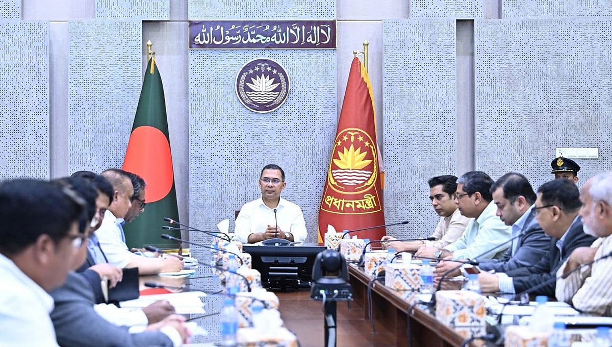আজ দুপুরে বাংলাদেশ সচিবালয়ে ডেঙ্গু প্রতিরোধে করণীয় সম্পর্কে আয়োজিত এক সভায় প্রধানমন্ত্রী তারেক রহমান
